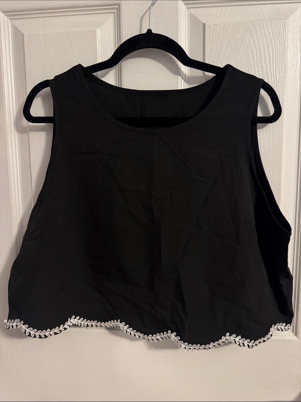 SHEIN Black Sleeveless Scallop-Hem Crop Top with White Trim